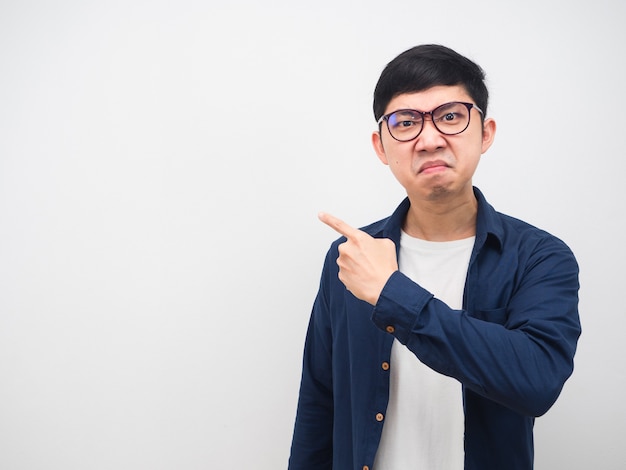 Homme portant des lunettes émotion en colère pointer le doigt sur fond blanc de l'espace de copie