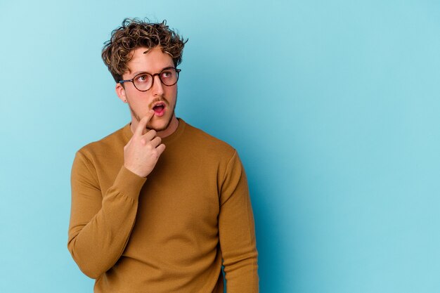 homme portant des lunettes isolé sur bleu