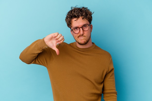 homme portant des lunettes isolé sur bleu