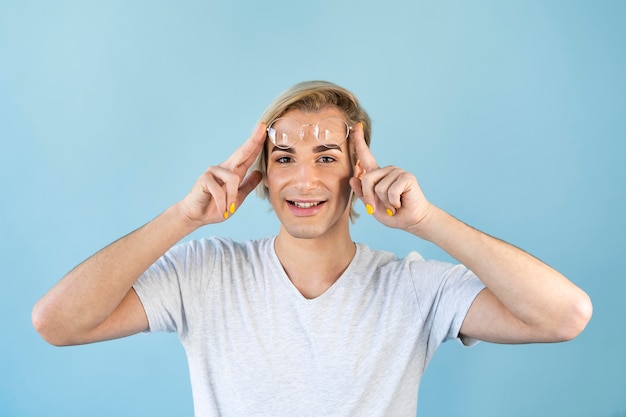 Homme portant des lunettes de lecture et du vernis à ongles