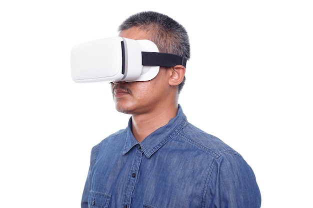 Homme portant des lunettes de réalité virtuelle isolé sur fond blanc