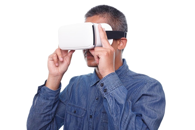 Homme portant des lunettes de réalité virtuelle isolé sur fond blanc