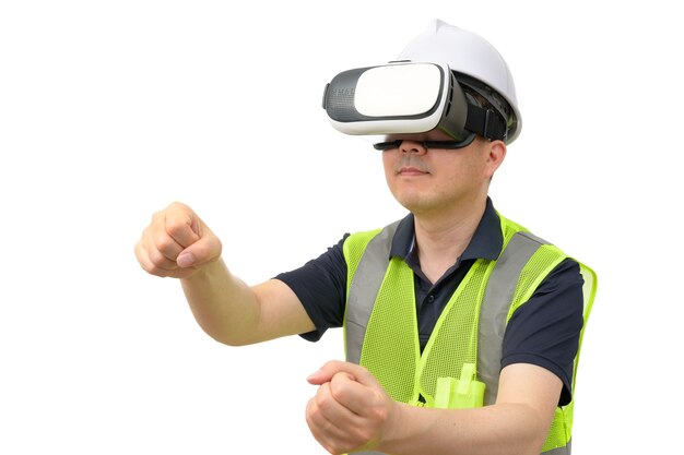 Homme portant des lunettes de réalité virtuelle portant un gilet réfléchissant isolé sur fond blanc