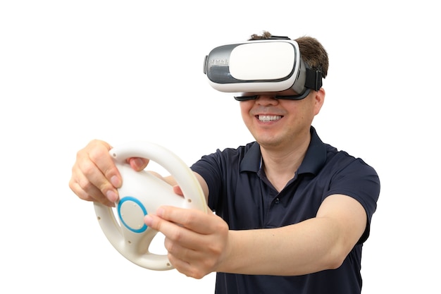 Homme portant des lunettes de réalité virtuelle et tenant un volant isolé sur fond blanc