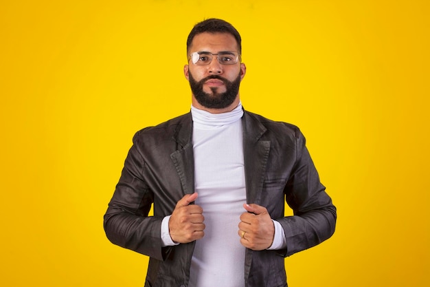 Homme portant des lunettes veste en cuir noire chemise blanche avec barbe avec diverses expressions faciales