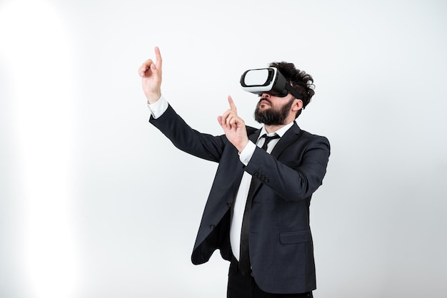 Homme portant des lunettes Vr et pointant sur des messages importants avec les deux mains Homme d'affaires ayant des lunettes de réalité virtuelle et montrant des informations cruciales avec deux doigts