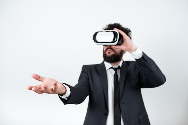 Homme portant des lunettes Vr et présentant des messages importants sur une main Homme d'affaires ayant des lunettes de réalité virtuelle et montrant des informations cruciales au-dessus de Palm