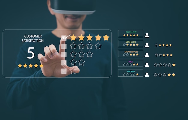 Homme portant des lunettes VR toucher virtuel Concept d'enquête sur les commentaires de satisfaction des clients, l'utilisateur attribue une note à l'expérience de service sur l'application en ligne, service menant à une entreprise de classement de réputation.