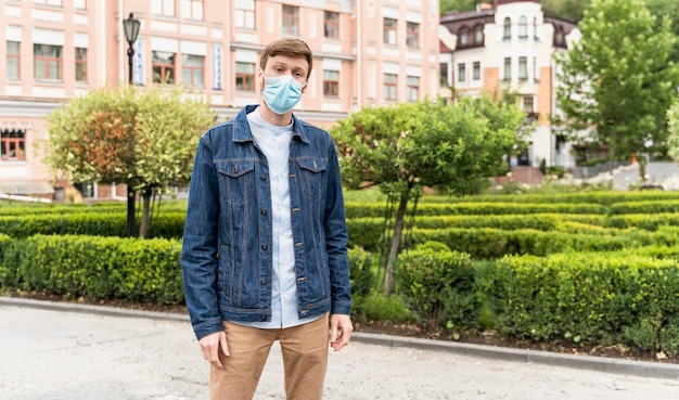 Photo homme portant un masque facial à l'extérieur avec espace copie