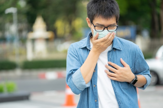 Un homme portant un masque facial protège le filtre contre la pollution de l'air (PM2.5)