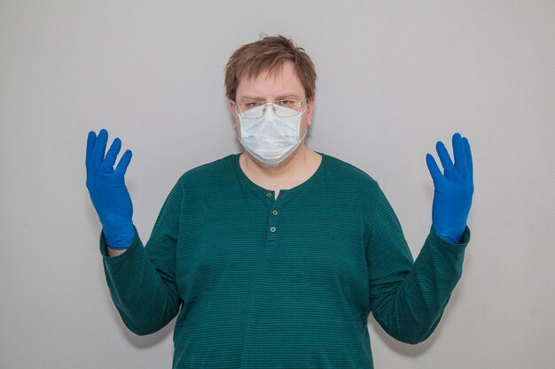 Homme portant un masque et des gants contre le coronavirus