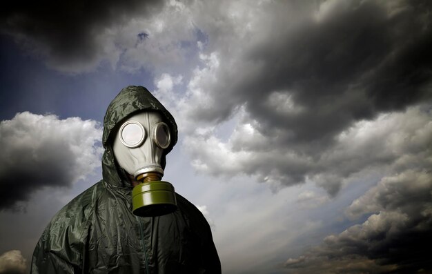 Photo un homme portant un masque à gaz contre le ciel