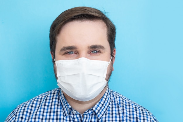 Homme portant un masque médical sur bleu