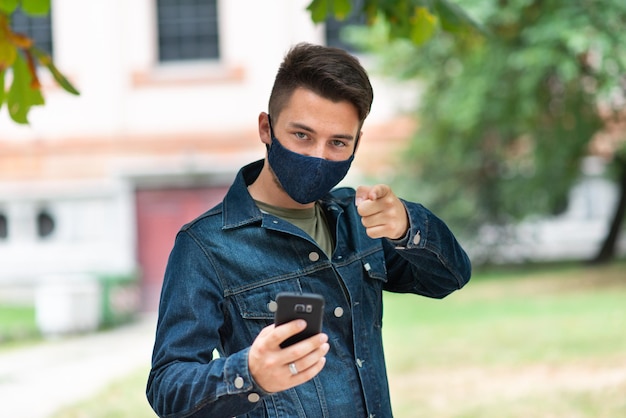 Homme portant un masque en plein air