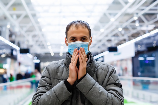 Homme portant un masque pour protéger le Novel Coronavirus: 2019 ou PM 2.5 poussière et grave de la pollution de l'air dans les grands magasins.