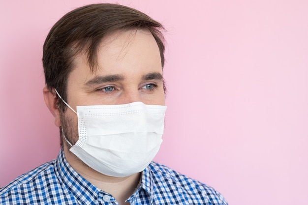 Homme portant un masque de protection sur rose