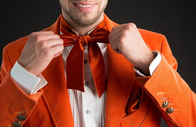 Homme portant un noeud papillon orange