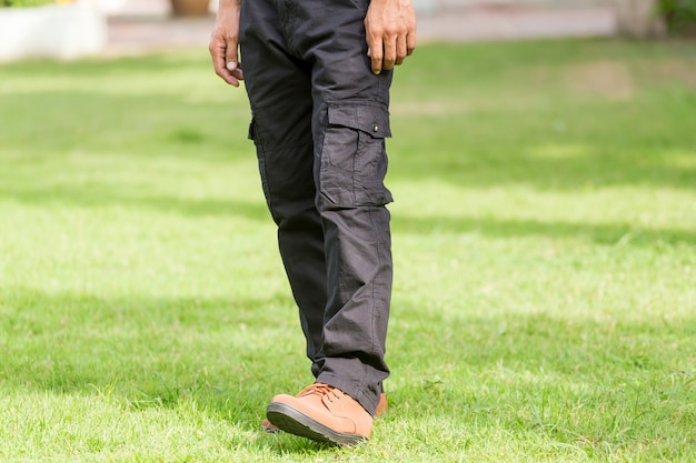 Homme portant un pantalon cargo noir et debout dans le parc naturel