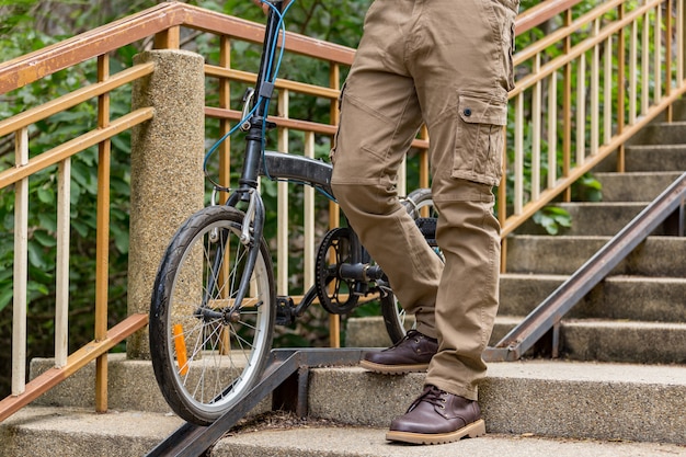 Homme portant un pantalon cargo et son vélo