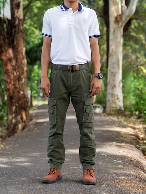 Homme portant des pantalons cargo dans le parc naturel