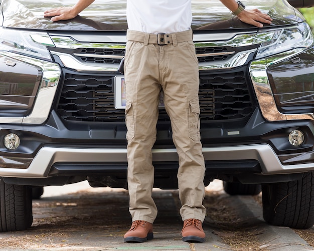 Homme portant des pantalons cargo avec parking dans le parc naturel