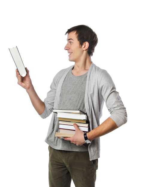 Homme portant une pile de livres sur fond blanc