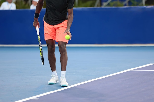 Photo un homme portant un short orange