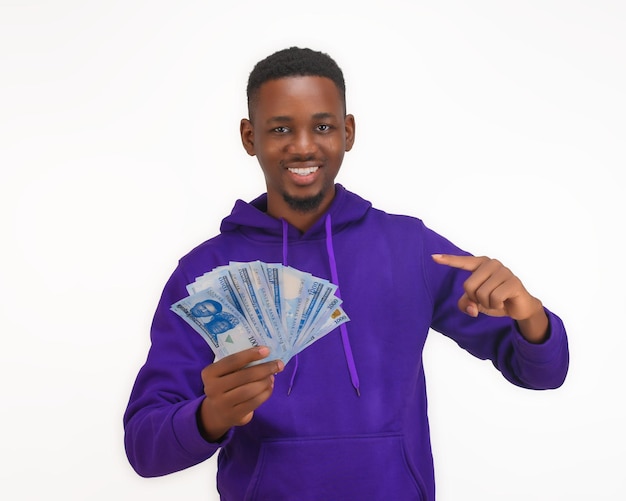 Photo un homme portant un sweat à capuche violet tient une pile d'argent.