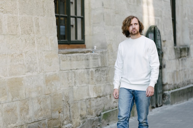 Homme portant un sweat-shirt blanc