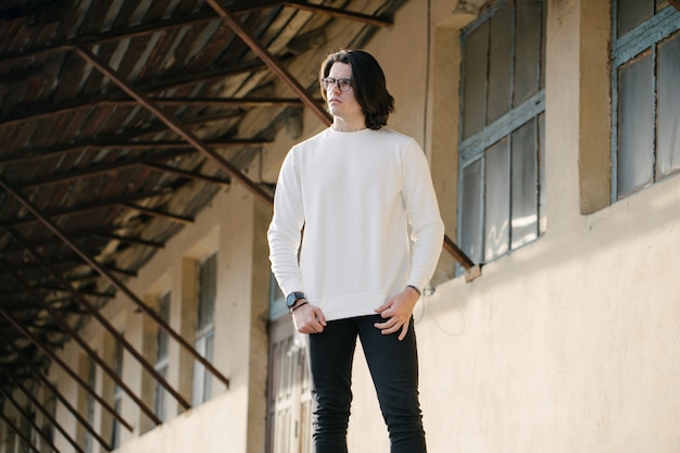 Homme portant un sweat-shirt à l'extérieur