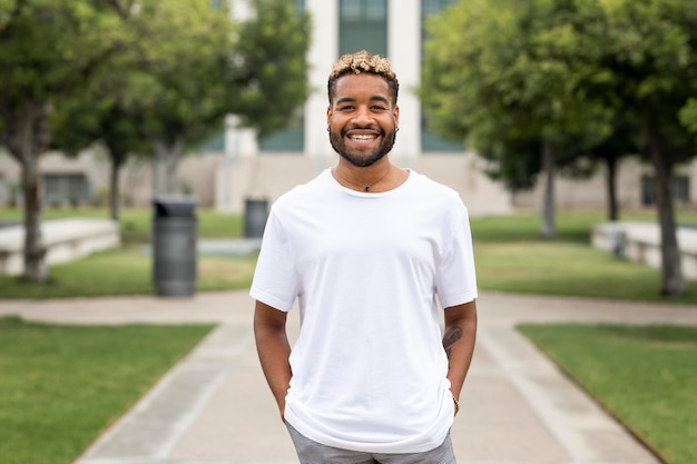 Homme portant un t-shirt blanc au campus universitaire