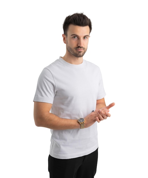 Un homme portant un t-shirt blanc qui dit 't-shirt' sur le devant