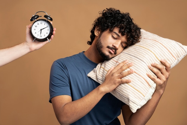 Homme portant un t-shirt faisant des gestes