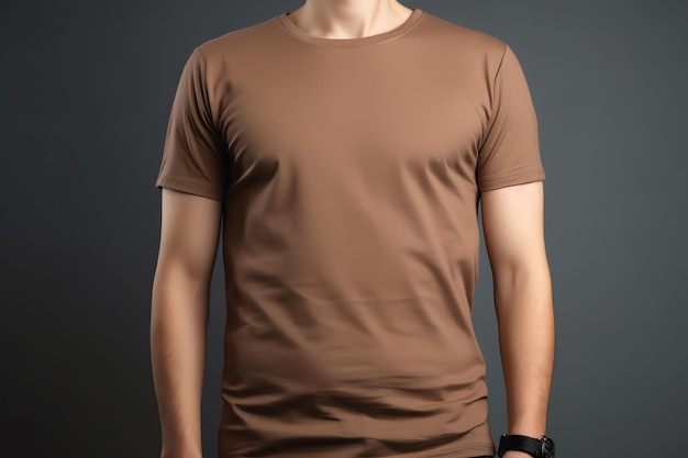 Un homme portant un t-shirt marron avec une montre noire sur la main gauche.