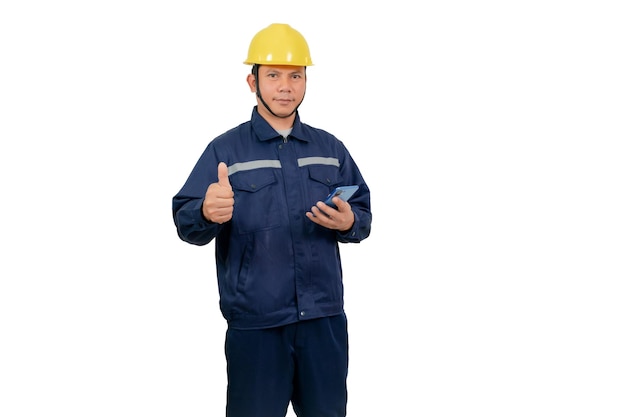 Un homme portant l'uniforme de travail d'un mécanicien