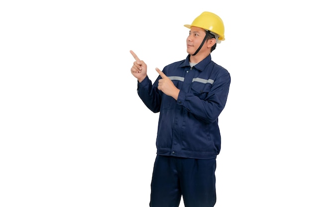 Un homme portant l'uniforme de travail d'un mécanicien