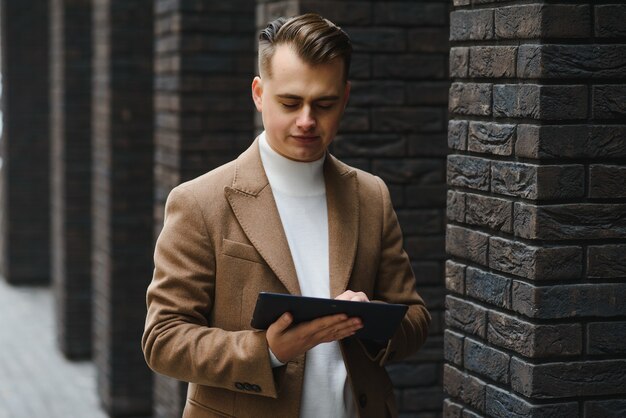 Homme portant une veste d'automne