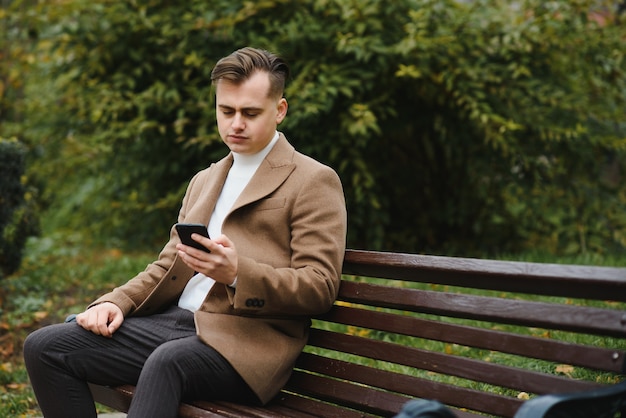 Homme portant une veste d'automne