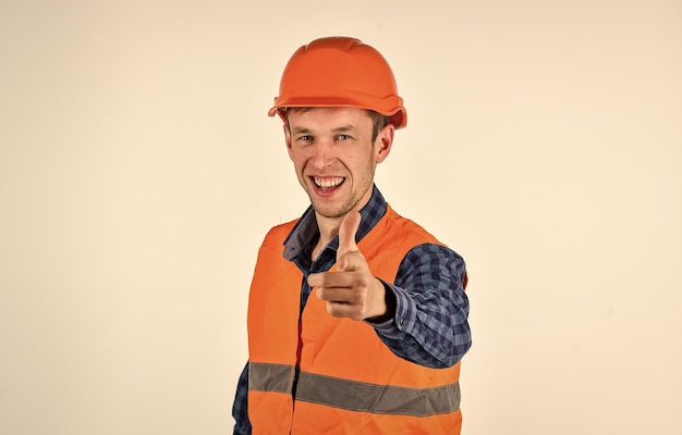 L'homme porte un casque de protection réparation fonctionne concept de rénovation facile