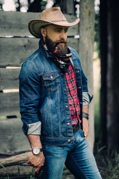 Homme porté avec un chapeau et un pistolet