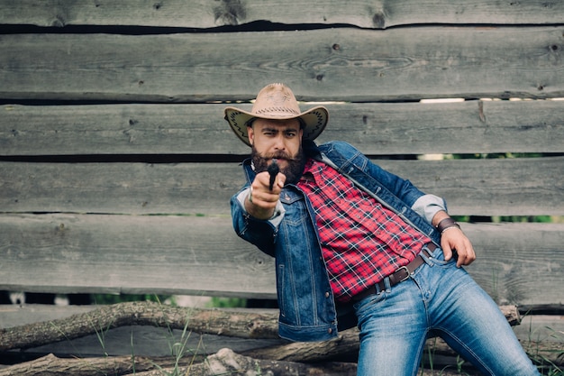 Homme porté avec un chapeau et un pistolet