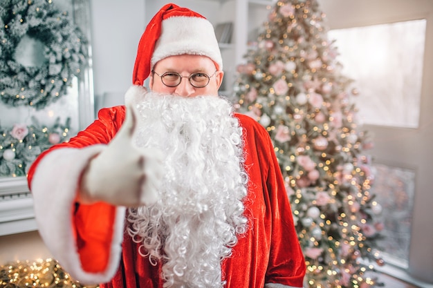 L'homme porte un costume de père Noël