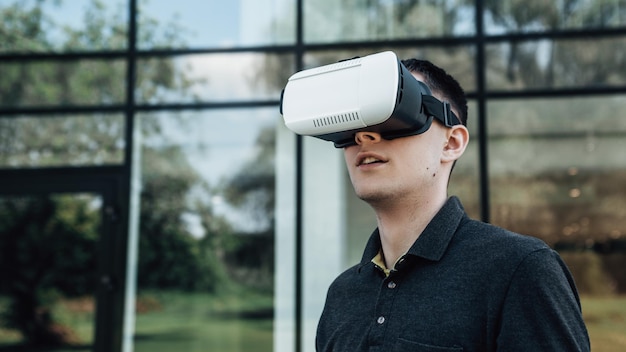 L'homme porte des lunettes VR et joue à des jeux