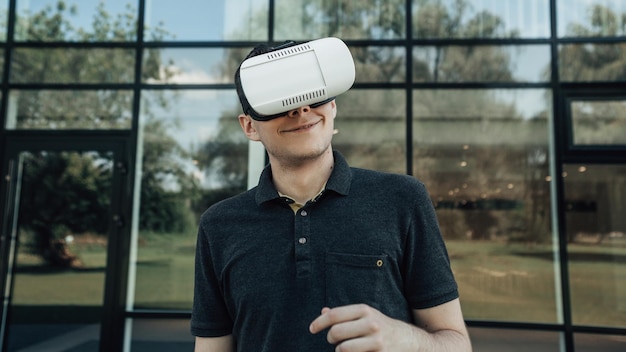 L'homme porte des lunettes VR et joue à des jeux