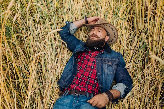 Homme porté avec la modélisation de chapeau