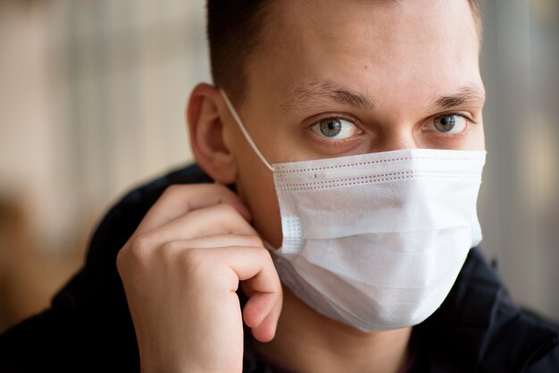 Homme, porter, masque protecteur