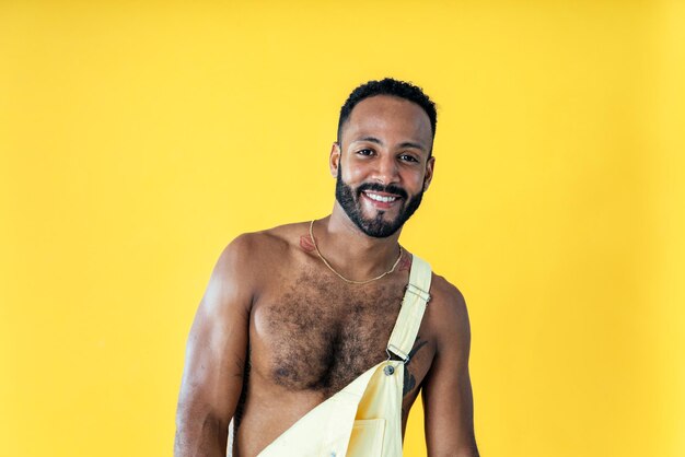 Homme posant sur des arrière-plans colorés en studio portant des vêtements à la mode