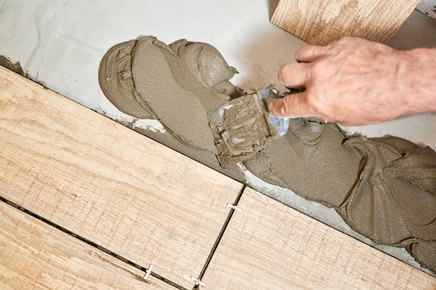 Homme posant des carreaux de sol en céramique