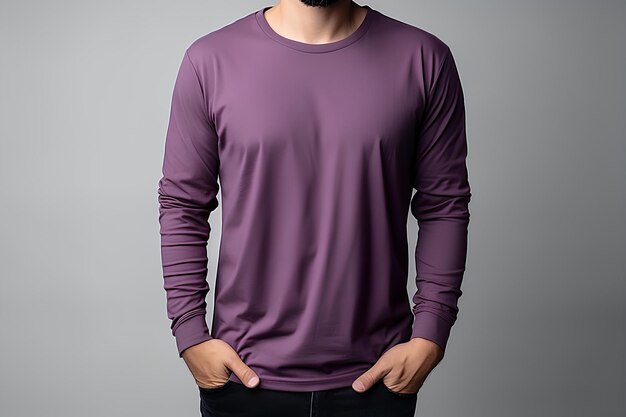 Homme posant en chemise à manches longues violette