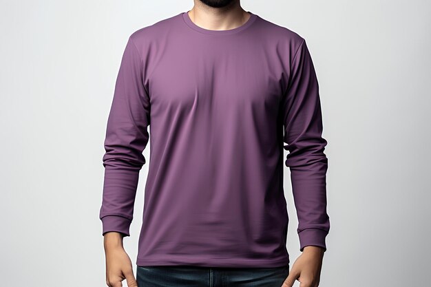 Un homme posant dans un t-shirt violet à manches longues